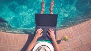 Symbol Arbeit am Pool Workation Laptop Foto iStock Zoff Photo